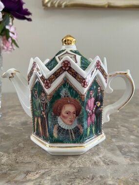 Vintage Sadler 'Queen Elizabeth I Collector Teapot